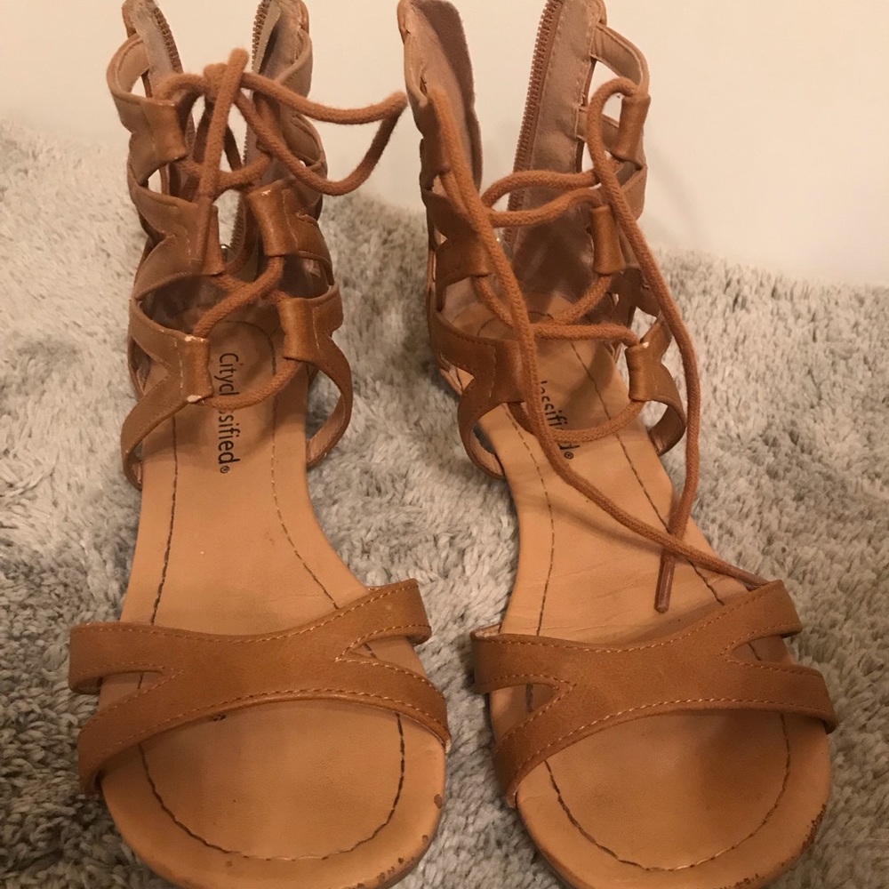 Light brown tie sandals